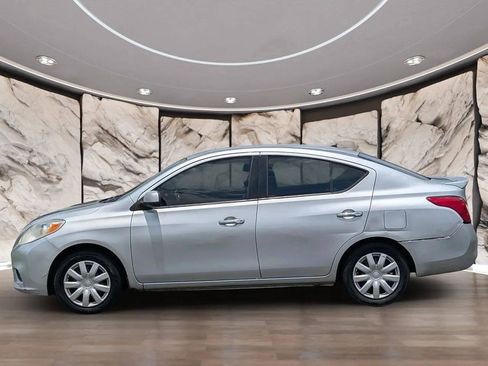 Used 2013 Nissan Versa SV FWD image 4
