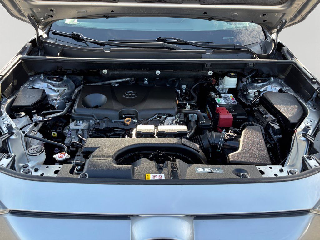 Used 2021 Toyota RAV4 LE FWD image 9