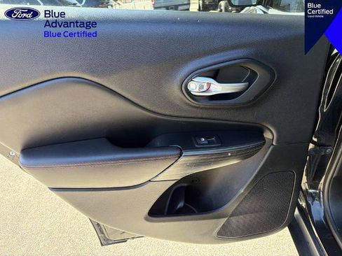 Used 2017 Jeep Cherokee Trailhawk AWD/4WD image 17