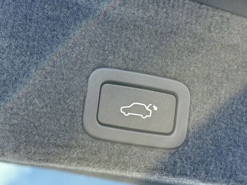 Used 2015 Volvo XC60 T6 R-Design Platinum image 16