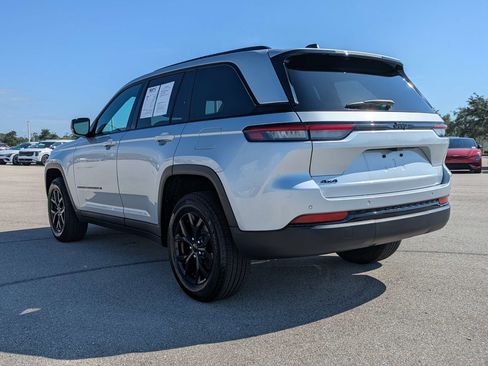 Used 2025 Jeep Grand Cherokee Altitude AWD/4WD image 7