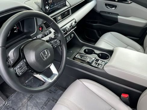 Used 2025 Honda Pilot Touring image 10