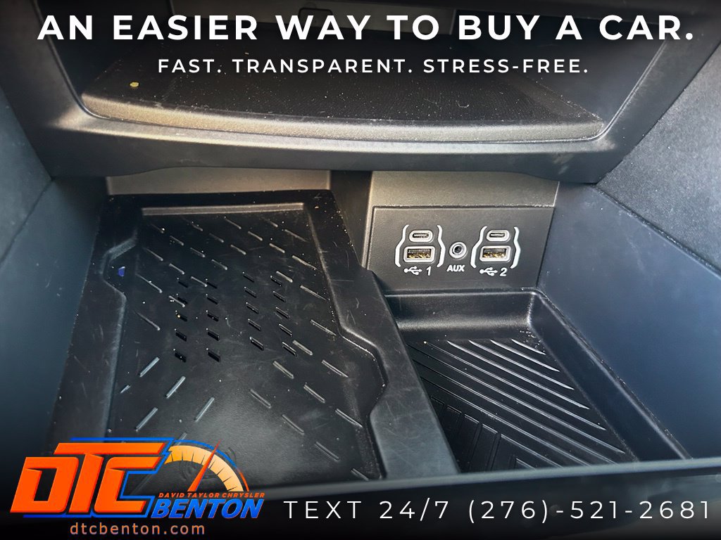 Used 2025 Chrysler Pacifica Limited FWD image 23