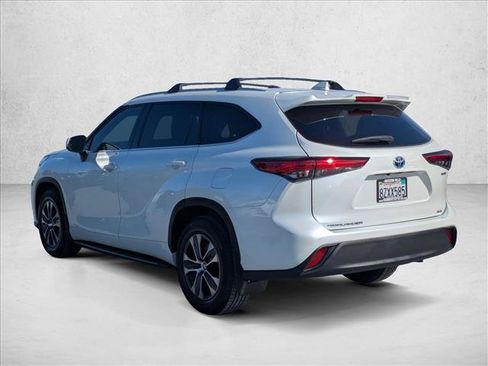 Used 2022 Toyota Highlander XLE AWD/4WD image 8