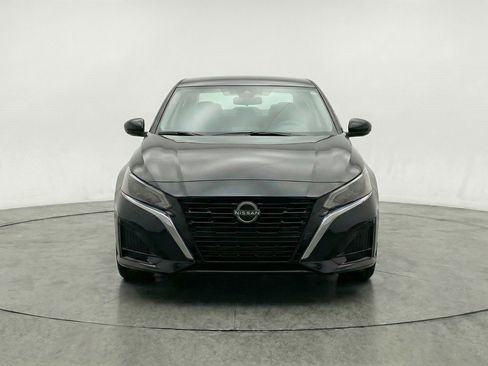 Used 2025 Nissan Altima 2.5 SV FWD image 2