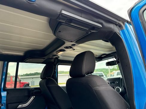 Used 2015 Jeep Wrangler Unlimited Sahara w/ Max Tow Package AWD/4WD image 11