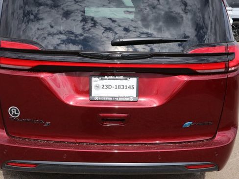 New 2023 Chrysler Pacifica Limited w/ Uconnect Theater Family Group image 6