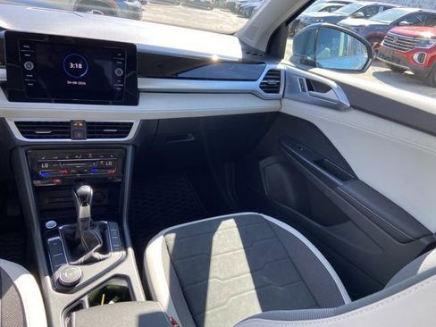 Used 2025 Volkswagen Taos SE w/ Panoramic Sunroof Package image 16