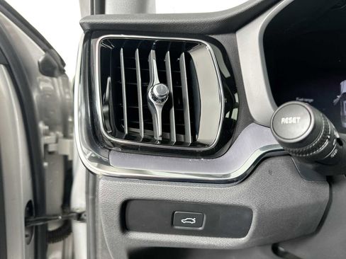 Used 2025 Volvo S60 B5 Core image 10