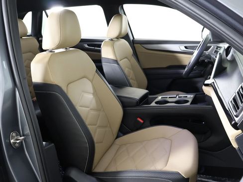 Used 2024 Volkswagen Atlas Cross Sport SE image 31