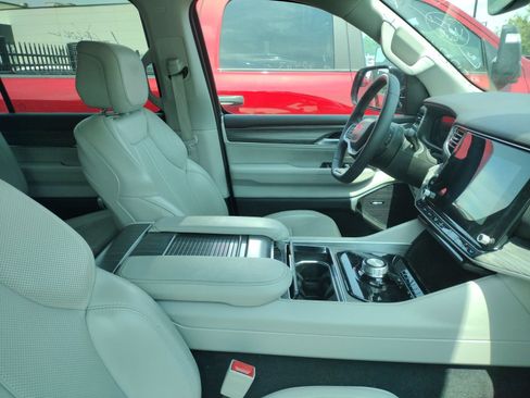 Used 2024 Jeep Wagoneer Series II w/ Flexible Seating Group RWD image 4