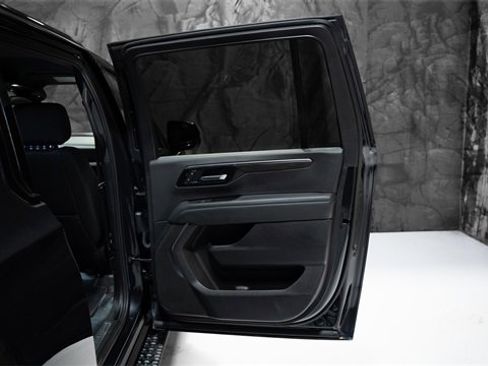 Used 2025 Chevrolet Suburban Z71 image 10