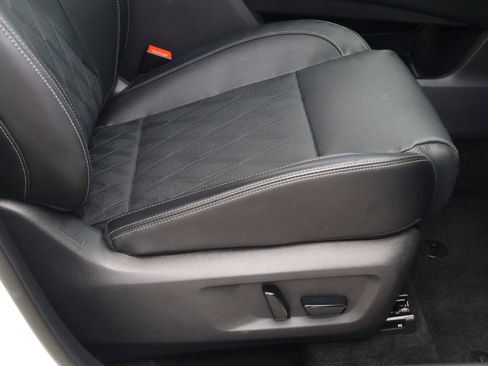 Used 2025 Nissan Rogue Platinum FWD image 18