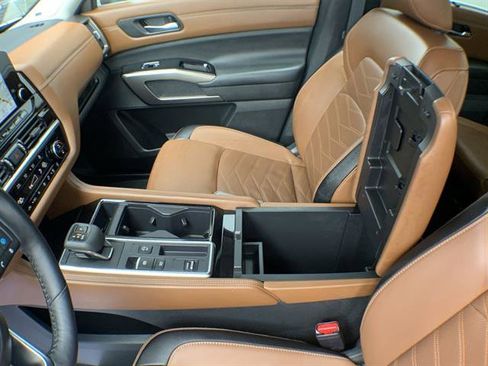 Used 2024 Nissan Pathfinder Platinum image 21