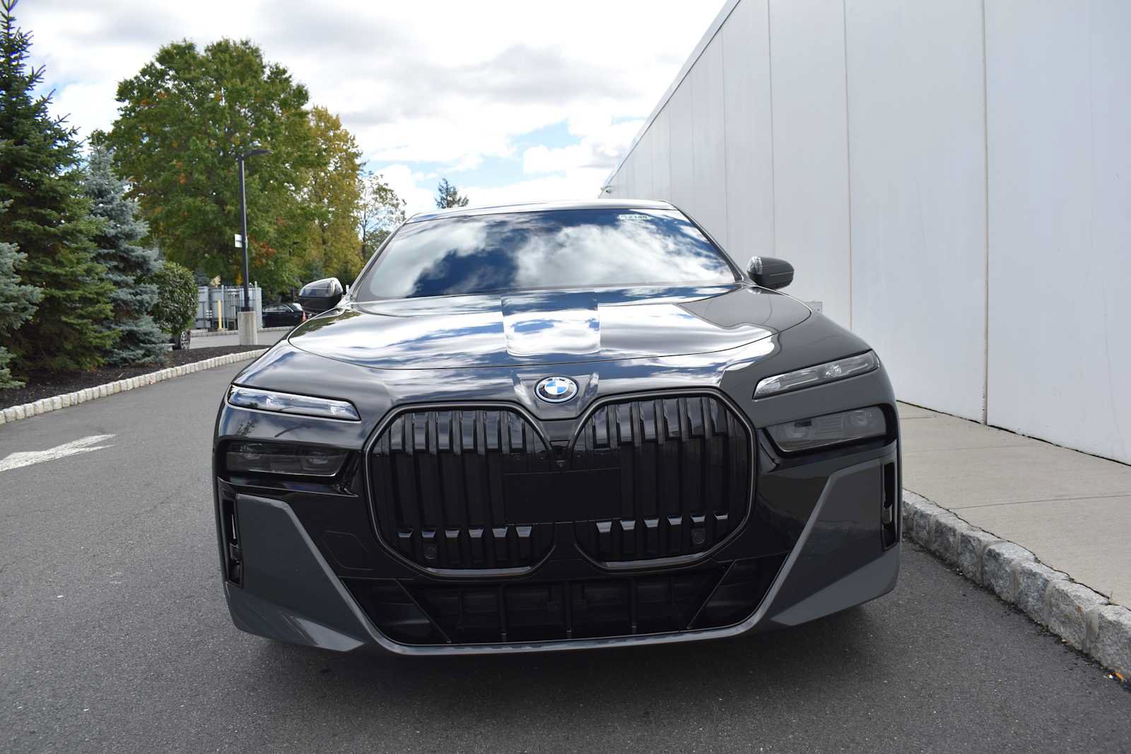 Used 2024 BMW i7 xDrive60 w/ Executive Package AWD/4WD image 2