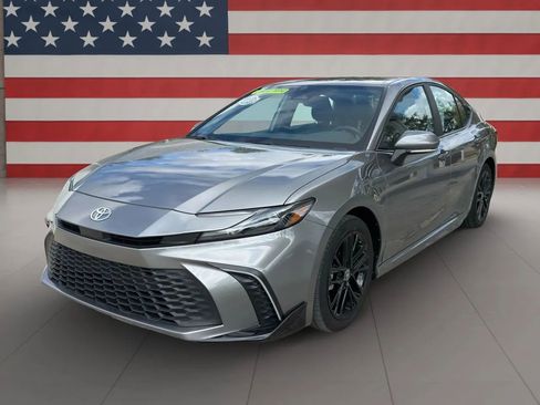 Used 2025 Toyota Camry SE image 1