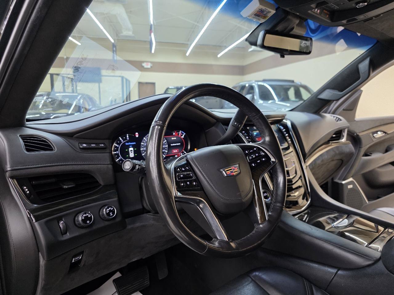 Used 2018 Cadillac Escalade ESV Platinum AWD/4WD image 21