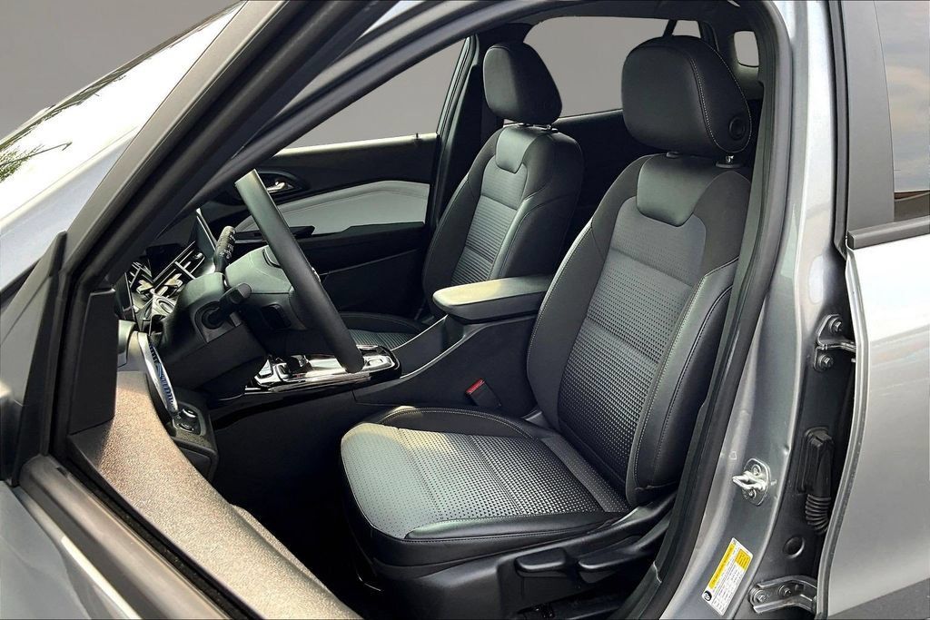 Used 2024 Chevrolet Trax LT FWD image 17