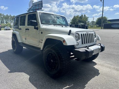 Used 2017 Jeep Wrangler Unlimited Sahara w/ Connectivity Group AWD/4WD image 6