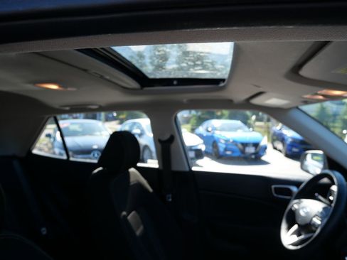 Used 2023 Hyundai Venue SEL FWD image 29