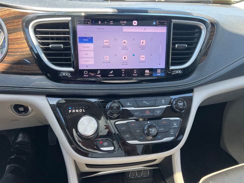 Used 2023 Chrysler Pacifica Limited image 21