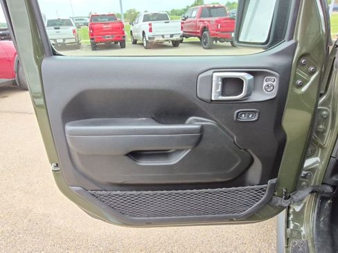 Used 2022 Jeep Gladiator Willys AWD/4WD image 11