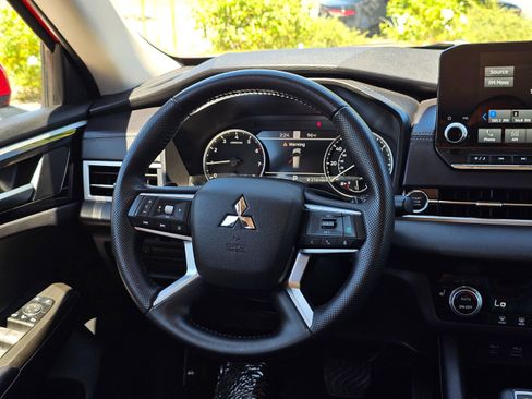 Used 2024 Mitsubishi Outlander SE image 27