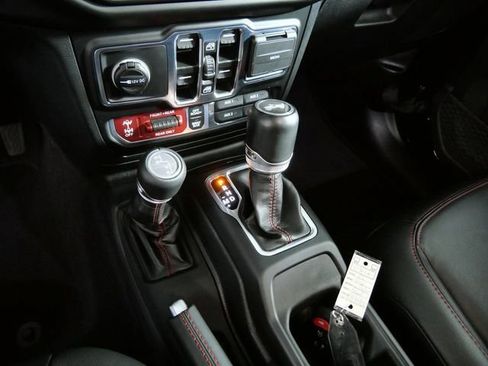 Used 2023 Jeep Wrangler Unlimited Rubicon w/ Cold Weather Group AWD/4WD image 23