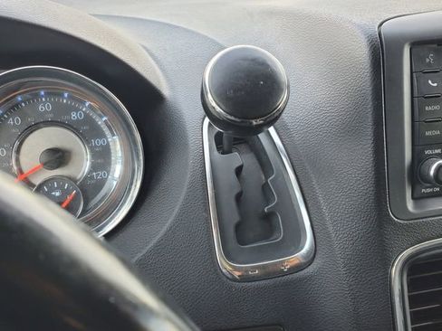 Used 2013 Chrysler Town & Country Touring FWD image 35