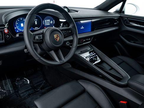 Certified 2025 Porsche Macan Electric image 4