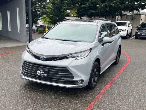 Used 2025 Toyota Sienna XLE Woodland Edition AWD/4WD image 3