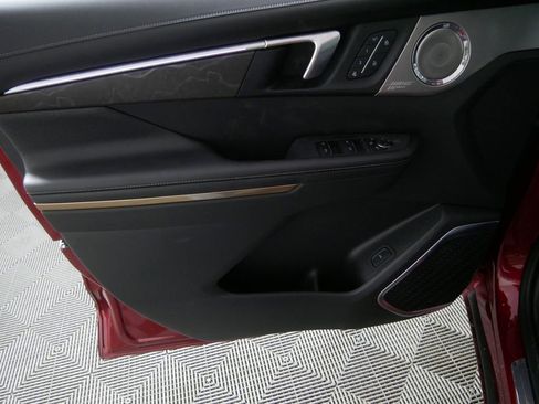 Used 2025 Buick Enclave Avenir image 12