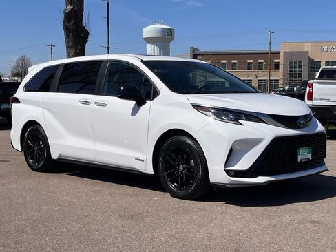 Used 2021 Toyota Sienna XSE image 2