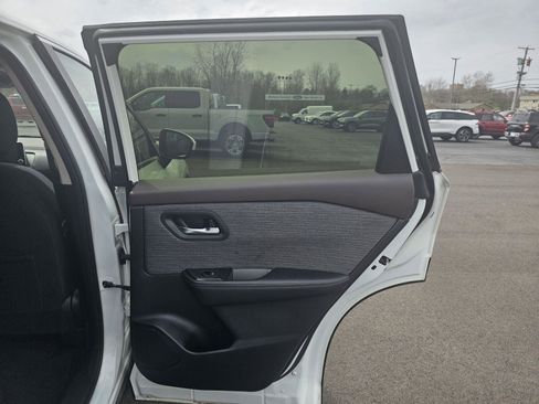 Used 2023 Nissan Rogue SV image 13