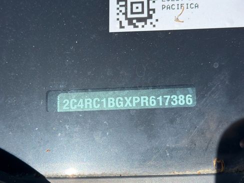 Used 2023 Chrysler Pacifica Touring-L w/ Uconnect Theater Family Group FWD image 3