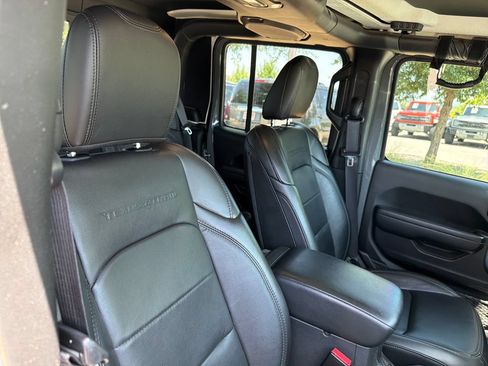 Used 2023 Jeep Gladiator Mojave AWD/4WD image 38