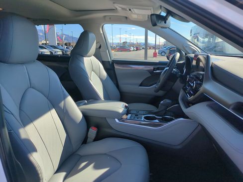 New 2026 Toyota Highlander Limited image 25