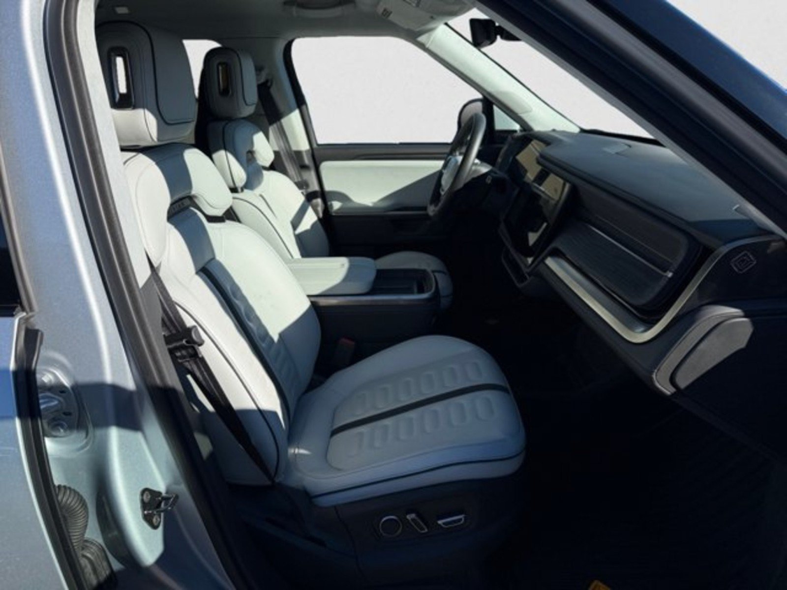 Used 2025 Rivian R1S Adventure Dual AWD/4WD image 22