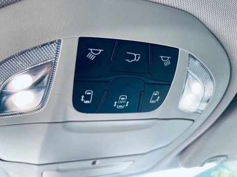 Used 2023 Chrysler Pacifica Touring-L FWD image 21