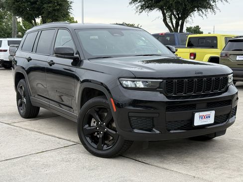 Used 2023 Jeep Grand Cherokee L Laredo image 2