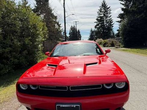 Used 2019 Dodge Challenger SXT RWD image 4