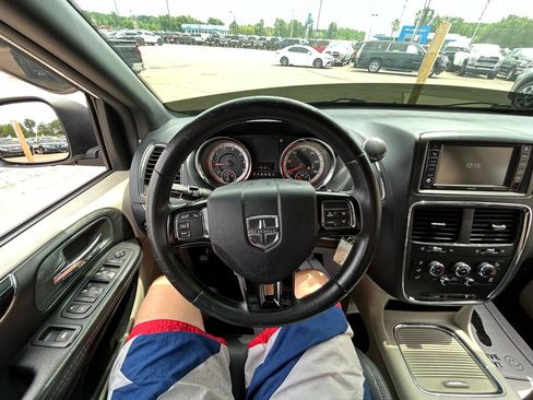 Used 2018 Dodge Grand Caravan SXT FWD image 26