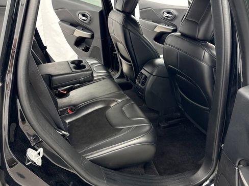 Used 2019 Jeep Cherokee Latitude Plus w/ Comfort/Convenience Group AWD/4WD image 25