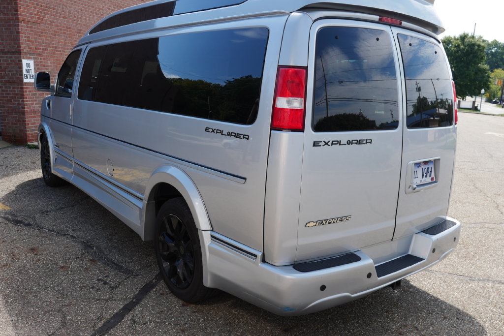 Used 2022 Chevrolet Express 2500 Extended w/ Enhanced Convenience Package RWD image 4