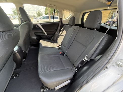 Used 2018 Toyota RAV4 LE FWD image 10