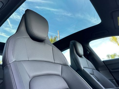 Used 2022 Porsche Taycan image 16