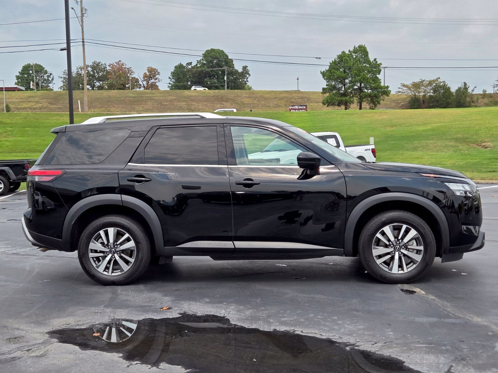 Used 2025 Nissan Pathfinder SL AWD/4WD image 6