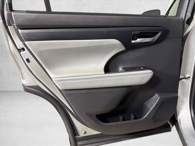 Used 2023 Toyota Highlander XLE FWD image 23