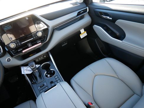 Certified 2026 Toyota Highlander XLE image 11