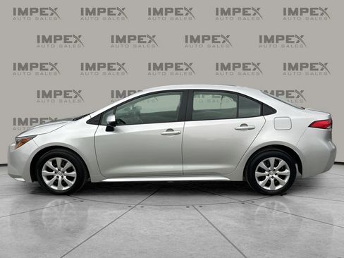 Used 2025 Toyota Corolla LE image 2